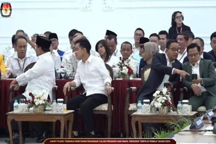 **Dugaan Perbincangan Politik Prabowo dan Gibran, Sementara Anies-Muhaimin Terpaku Ponsel**
