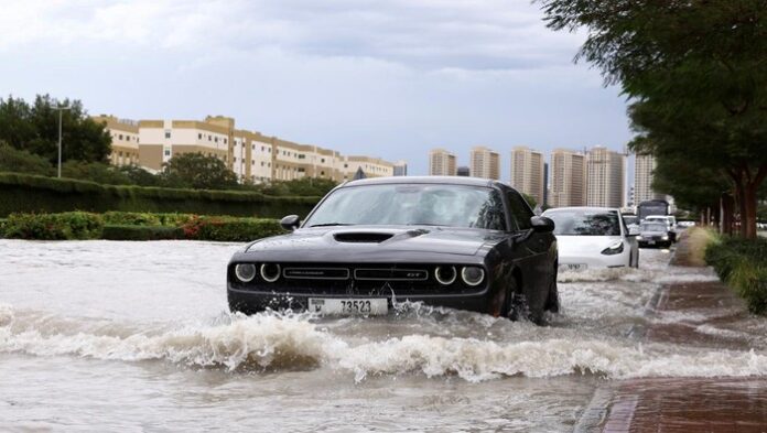 Banjir Bandang Melumpuhkan Dubai Setelah Hujan Deras Tak Biasa