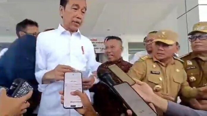 Presiden Jokowi Dihampiri Pria Misterius, Paspampres Langsung Sigap