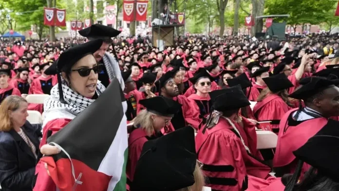 Mahasiswa Harvard Mengecam Upacara Wisuda yang Didanai Israel
