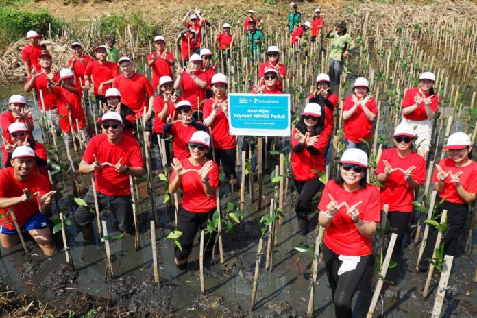 Wings Gelar Aksi Peduli Lingkungan dengan Menanam Ratusan Mangrove